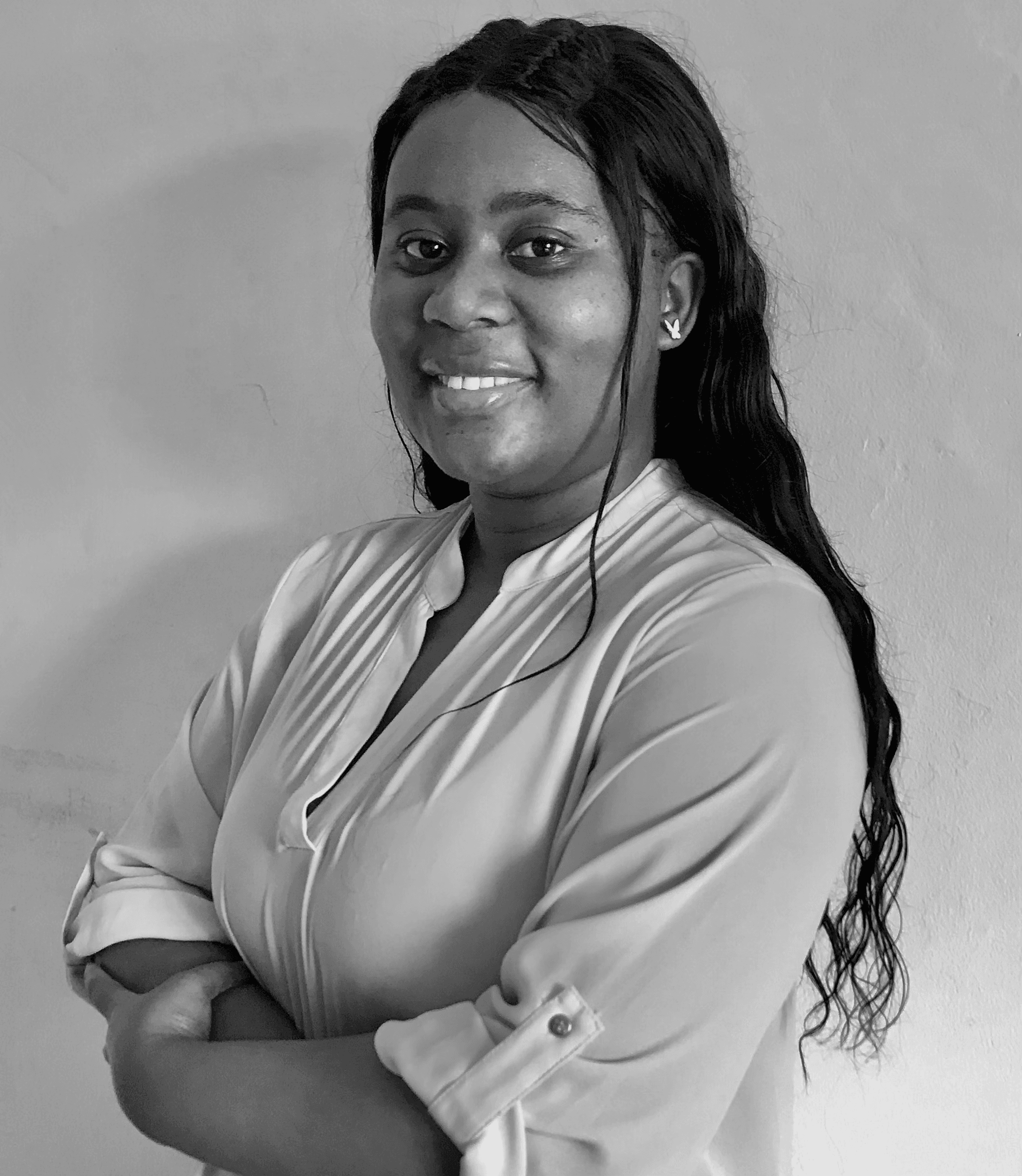 Retrato em preto e branco de Mik Michau, com os braços cruzados, sorrindo para a câmera